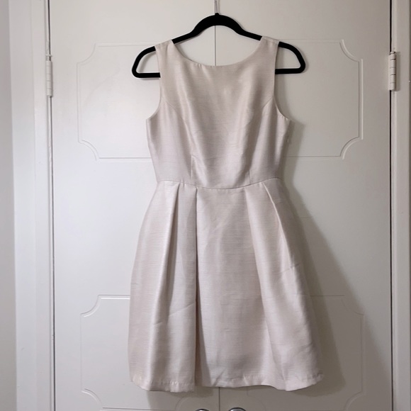 BRAND NEW DRESS 👗 W/ LARGE BOW - Picture 2 of 4